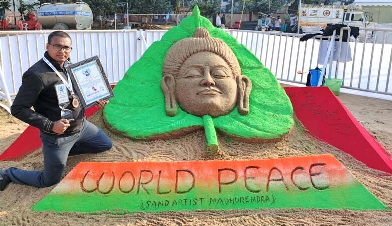 बोधगया बौद्ध महोत्सव में सैंड आर्टिस्ट मधुरेंद्र ने बुद्ध मूर्तियों का बनाया वर्ल्ड रिकॉर्ड 1 बोधगया अंतरराष्ट्रीय बौद्ध महोत्सव में सैंड आर्टिस्ट मधुरेंद्र कुमार द्वारा बनाई गई भगवान बुद्ध की रेत प्रतिमा