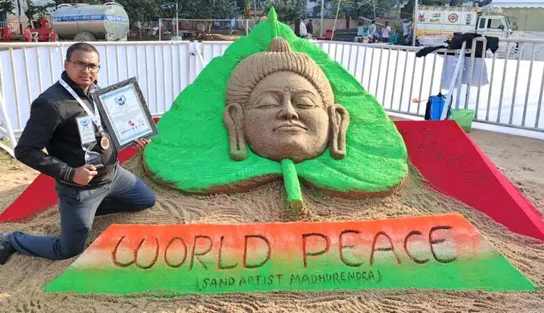 बोधगया बौद्ध महोत्सव में सैंड आर्टिस्ट मधुरेंद्र ने बुद्ध मूर्तियों का बनाया वर्ल्ड रिकॉर्ड 1 बोधगया अंतरराष्ट्रीय बौद्ध महोत्सव में सैंड आर्टिस्ट मधुरेंद्र कुमार द्वारा बनाई गई भगवान बुद्ध की रेत प्रतिमा