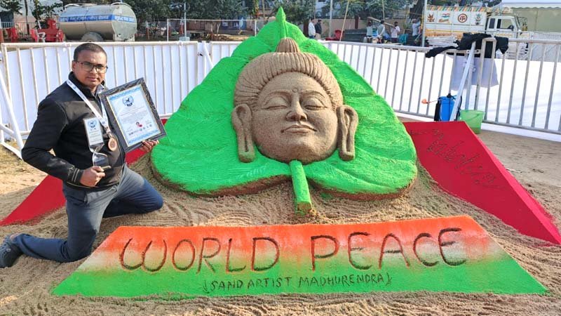 बोधगया अंतरराष्ट्रीय बौद्ध महोत्सव में सैंड आर्टिस्ट मधुरेंद्र कुमार द्वारा बनाई गई भगवान बुद्ध की रेत प्रतिमा
