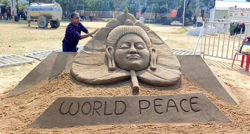 बोधगया बौद्ध महोत्सव में सैंड आर्टिस्ट मधुरेंद्र ने बुद्ध मूर्तियों का बनाया वर्ल्ड रिकॉर्ड 3 bodhgaya baudh mahotsav madhurendra kumar sand art world record 3