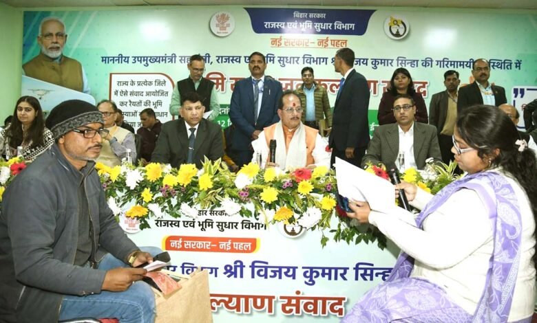 बिहारः मंत्री ने रिश्वतखोर CO को जनकल्याण संवाद मंच से ही हटाया, मचा हड़कंप! 1 बोधगया में जनसंवाद के दौरान बड़ी कार्रवाई