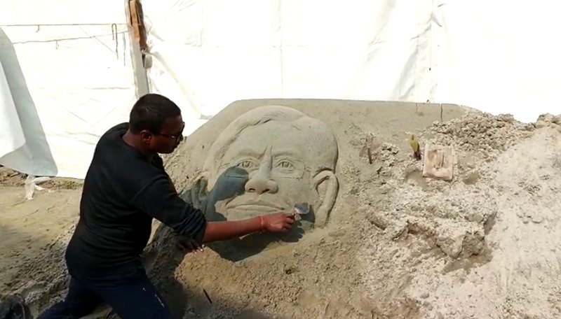 बिहार समृद्धि यात्रा में चमकी मधुरेंद्र की कला, अपनी तस्वीर देख बोले CM नीतीश- थैंक्यू! 2 madhubani sand artist madhurendra kumar samriddhi yatra 2026 7