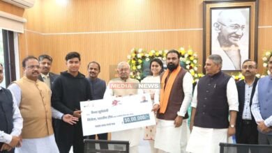 अंडर-19 वर्ल्ड कप विजेता बिहार के वैभव सूर्यवंशी को सीएम ने किया सम्मानित, दिए 50 लाख रुपये 2 bihar cricket star vaibhav suryavanshi honored by cm nitish kumar 2