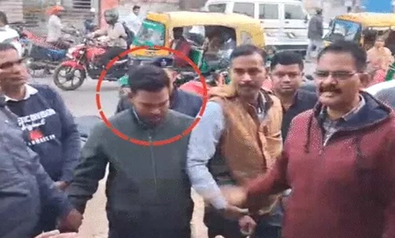 नालंदा में 45 हजार की रिश्वत लेते रंगेहाथ पकड़ा गया राजस्व कर्मचारी 1 नालंदा में रिश्वतखोरी पर बड़ा वार, 45 हजार लेते ही राजस्व कर्मचारी गिरफ्तार