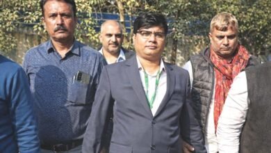 पार्किंग में कार के अंदर चल रही थी डील, निगरानी ने बिछाया जाल