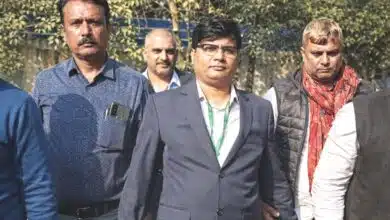 पार्किंग में कार के अंदर चल रही थी डील, निगरानी ने बिछाया जाल