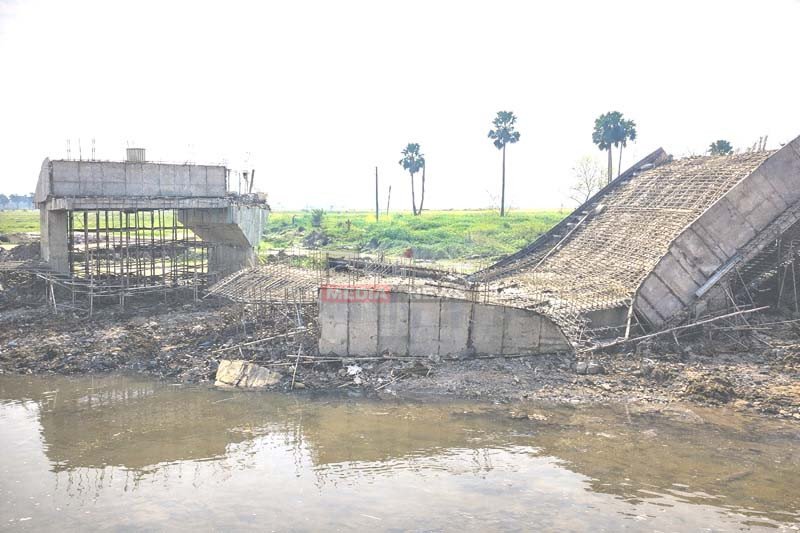 Gopalganj Bridge Collapse: ढलाई के साथ ध्वस्त हुआ नाबार्ड के 3 करोड़ का पुल ! 2 Ghoghari river bridge collapse 1