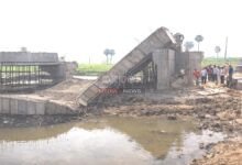 घोघारी नदी पर बन रहा पुल निर्माण के दौरान ही गिरा