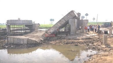 घोघारी नदी पर बन रहा पुल निर्माण के दौरान ही गिरा