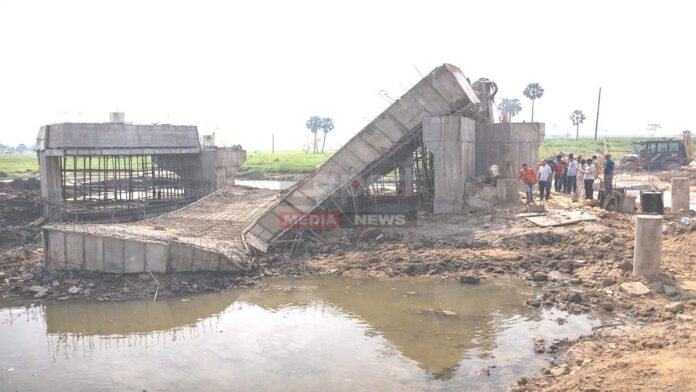 Gopalganj Bridge Collapse: ढलाई के साथ ध्वस्त हुआ नाबार्ड के 3 करोड़ का पुल ! घोघारी नदी पर बन रहा पुल निर्माण के दौरान ही गिरा