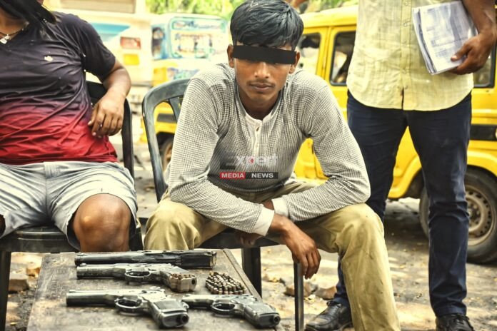 Kolkata STF: कोलकाता में हथियारों का जखीरा बरामद, नालंदा का युवक गिरफ्तार Kolkata STF arrested a Nalanda youth from Strand Road