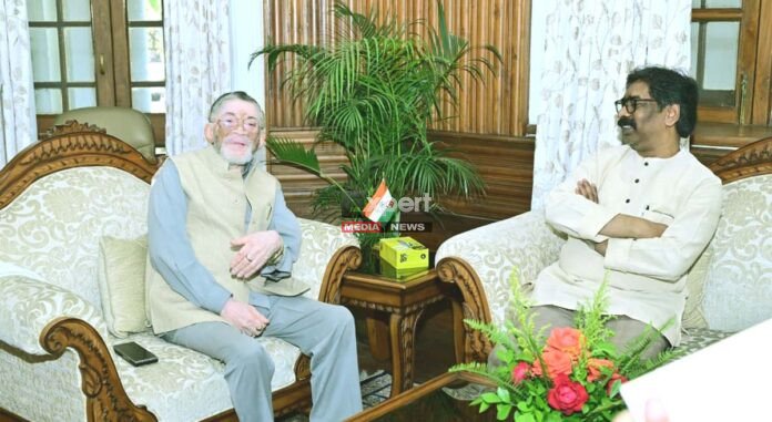 Jharkhand: तीन नामों पर राज्यपाल की आपत्ति, हेमंत सरकार की किरकिरी, सूचना आयुक्तों की नियुक्ति की फाइल लौटायी Governor Raises Objection Over Three Names