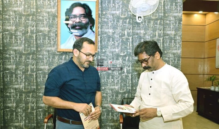 सरायकेला DC ने CM हेमन्त सोरेन को छऊ महोत्सव-2026 का दिया निमंत्रण Jharkhand CM Hemant Soren has been invited to attend the three-day State Chaitra Festival-cum-Chhau Mahotsav 2026