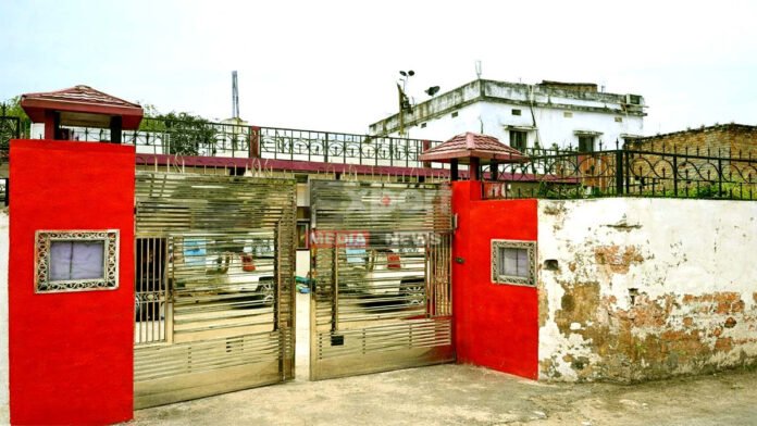 किशनगंज SDPO के 6 ठिकानों पर बड़ी छापेमारी, संपति देख EOU रह गया दंग! किशनगंज SDPO के 6 ठिकानों पर बड़ी छापेमारी, संपति देख EOU रह गया दंग!