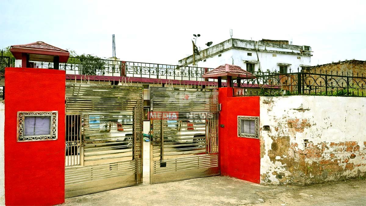 किशनगंज SDPO के 6 ठिकानों पर बड़ी छापेमारी, संपति देख EOU रह गया दंग! किशनगंज SDPO के 6 ठिकानों पर बड़ी छापेमारी, संपति देख EOU रह गया दंग!